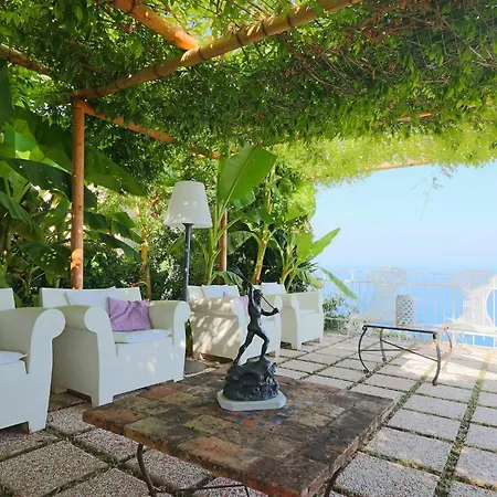 Iaquinto Villa *